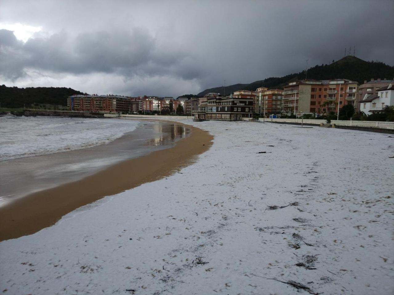 Отель Pension La Mar Кастро-Урдиалес Экстерьер фото